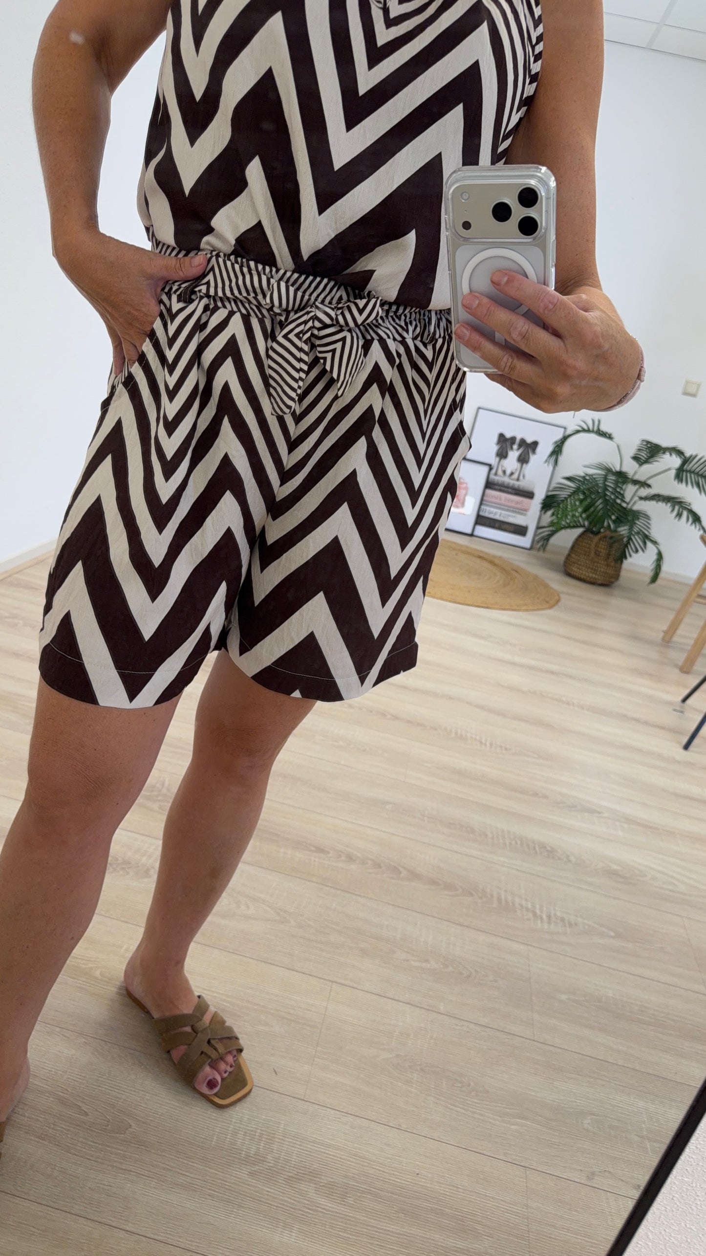 Short Simone